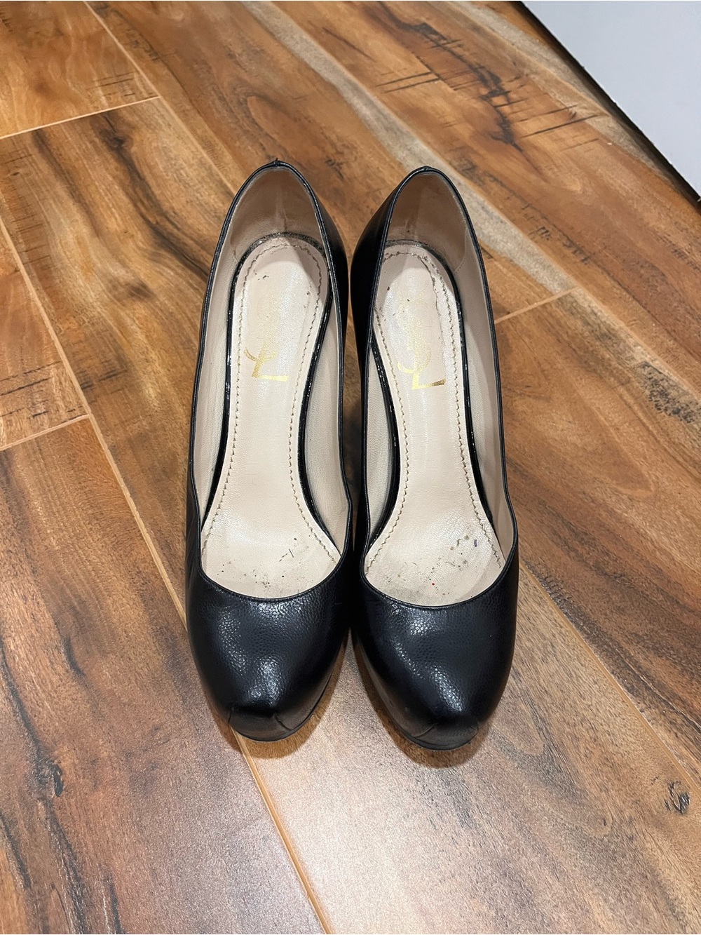Yves Saint Laurent round toe pumps